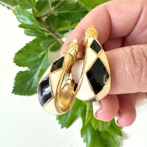 Vintage Trifari Elegant Gold Toned Black & Cream Teardrop Hoop Clip-on Earrings